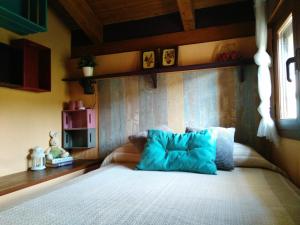 A bed or beds in a room at Casa Rural Albarranco