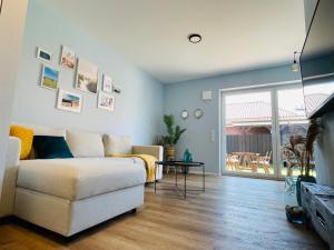 un soggiorno con un divano e un tavolo di Fewo Lieblingsort Norddeich a Norddeich