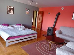 1 dormitorio con cama, chimenea y sofá en Apartament Pod Leszczyną, en Sandomierz