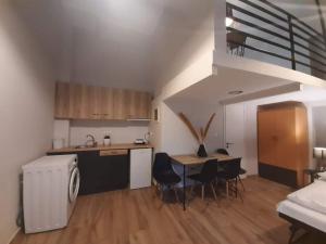 a kitchen and dining room with a table and chairs at Speri's Loft in Preveza
