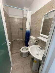 uma pequena casa de banho com WC e lavatório em Apartament Andrei em Costinesti