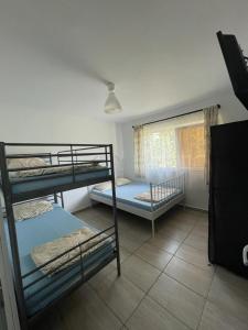 um quarto com 2 beliches e uma janela em Apartament Andrei em Costinesti