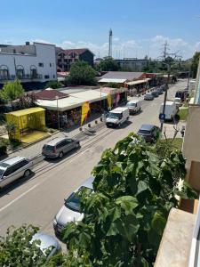 uma rua da cidade com carros estacionados num parque de estacionamento em Apartament Andrei em Costinesti