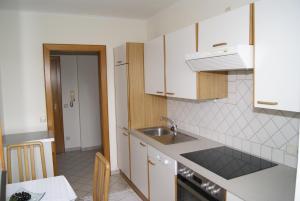 A kitchen or kitchenette at Ferienwohnungen Gerti