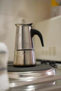 a tea kettle sitting on top of a stove at Siesta Vendégház in Eger