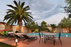 Bazén v ubytovaní Holiday Home Villa Margherita alebo v jeho blízkosti