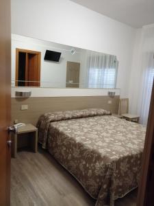Postel nebo postele na pokoji v ubytování Hotel Columbia & Ninfea