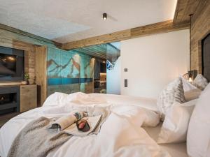 A bed or beds in a room at Aparthotel Stacherhof