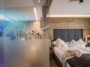 A bed or beds in a room at Aparthotel Stacherhof