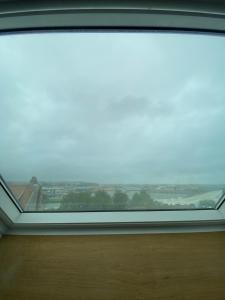 ein Fenster mit Blick auf eine Stadt in der Unterkunft Appartement vue Port in Boulogne-sur-Mer