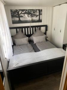 un letto con due cuscini sopra in una stanza di Waldidyll a Plötzky