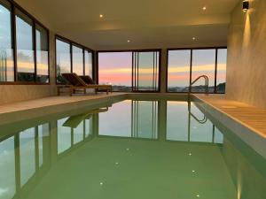 una piscina en una casa con vistas al agua en Les Villas d'Onalou - Bugueles en Port-Blanc