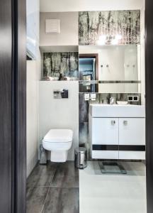 A bathroom at Apartament Podwale