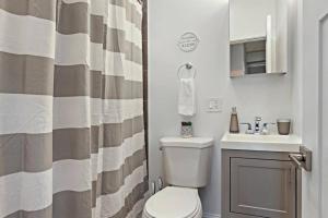 łazienka z toaletą i umywalką w obiekcie 3BR Apt in Logan Square Walkable to Highlights - Central Park S6 w Chicago +13 zdjęć