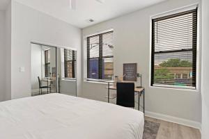 Cama ou camas em um quarto em 3BR Apt in Logan Square Walkable to Highlights - Central Park S6
