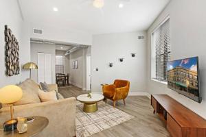 salon z kanapą i stołem w obiekcie 3BR Apt in Logan Square Walkable to Highlights - Central Park S6 w Chicago