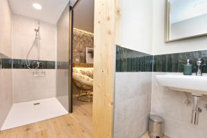 a bathroom with a shower and a sink at Apartament Nieoczywisty in Stronie Śląskie
