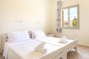 Postel nebo postele na pokoji v ubytování Beachfront Apartments in Gouves