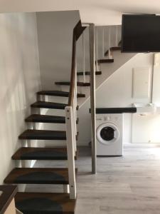 - un escalier en colimaçon dans une maison avec un lave-linge dans l'établissement Meeresrauschen, à Graal-Müritz