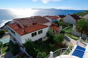 een luchtzicht op een huis aan het water bij Apartmani Marelic - Sun Beach in Zavalatica