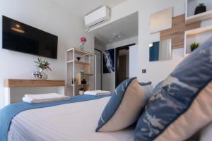 Damari Luxury Retreat Villas Skiathos客房内的一张或多张床位