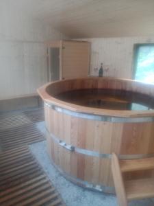 een groot houten bad in het midden van een kamer bij Chata u Kuba in Kraľovany
