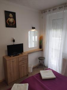 Postel nebo postele na pokoji v ubytování Fiesta Apartman