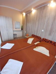 Postel nebo postele na pokoji v ubytování Fiesta Apartman