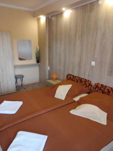 Posteľ alebo postele v izbe v ubytovaní Fiesta Apartman