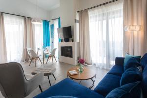 Damari Luxury Retreat Villas Skiathos的电视和/或娱乐中心