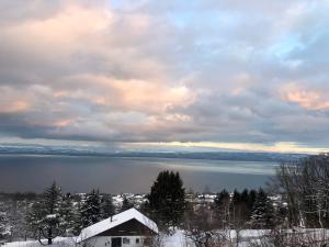 - une vue sur un lac sous un ciel nuageux dans l'établissement Les Vies en Rose, à Évian-les-Bains