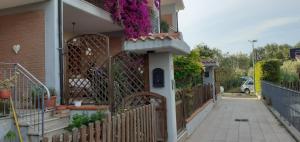 uma casa com flores ao lado dela em casa murata alta em San Vito Chietino