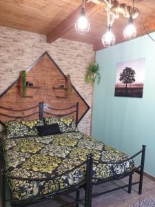 een slaapkamer met een bed met een houten hoofdeinde bij Stanza Del Viggiatore in Santadi