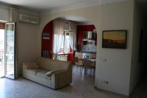 salon z kanapą i jadalnią w obiekcie Casa Anna w Agropoli