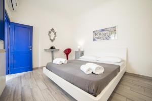 A bed or beds in a room at Attic Central with a superb city view