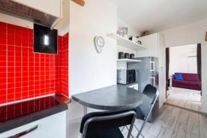 A kitchen or kitchenette at Attic Central with a superb city view