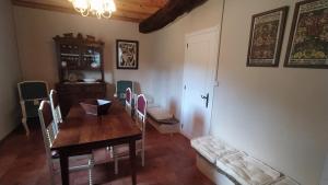 ein Esszimmer mit einem Holztisch und Stühlen in der Unterkunft Casa Valle in Foz