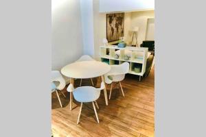 comedor con mesa blanca y sillas en -Mi casa es su casa-, en Bremen