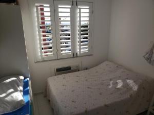 A bed or beds in a room at Apartamento na Praia do MORRO BRANCO - CEARÁ - MB06201