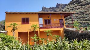 una casa con una montaña en el fondo en Casa Zaida, en San Sebastián de la Gomera