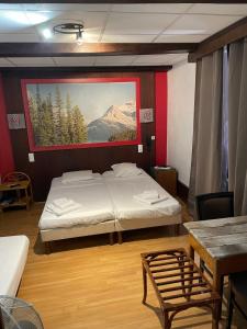 En eller flere senge i et værelse på Hotel de Savoie