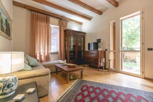 un soggiorno con divano e tavolo di B&B Casa Dodo Luxury a Forlì