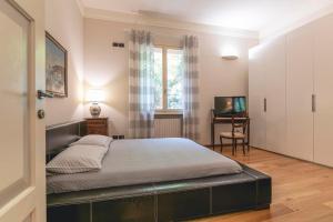 sypialnia z łóżkiem z biurkiem i oknem w obiekcie B&B Casa Dodo Luxury w Forli