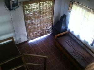 Habitación pequeña con cama y ventana en Cabañas Las Lunas, en La Pedrera