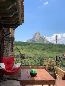 a balcony with a table and a view of a mountain at Quinta María Victoria in Bernal