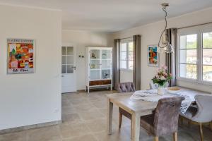 una sala da pranzo con tavolo e sedie di Luxurious and spacious apartment in the heart of the Côte d'Azur a Roquefort-les-Pins