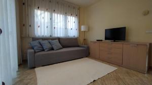 Televiisor ja/või meelelahutuskeskus majutusasutuses Magnolia l'Escala 2, casa con piscina y barbacoa a 100m de la playa