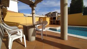 Bassein majutusasutuses Magnolia l'Escala 2, casa con piscina y barbacoa a 100m de la playa või selle lähedal