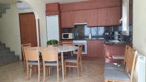 a kitchen with a table and chairs in a room at SANT BRIU in L'Escala