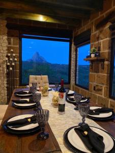 a dining room table with a view of a mountain at Quinta María Victoria in Bernal